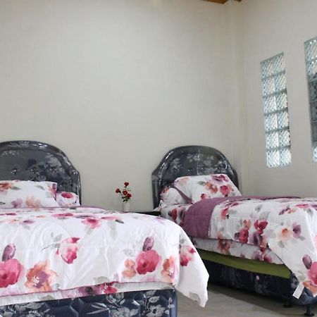 Villa Bukit Berkat Bogor Extérieur photo